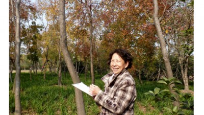 只念了一年半小學，秀英奶奶把河套平原寫成書